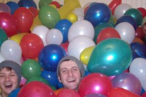 50 personas fueron invitadas a entrar en una sala llena de globos….y a descubrir como ser felices !!!